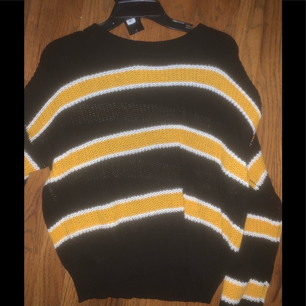 Very cute black & yellow sweater, material feels really good on! Never worn.